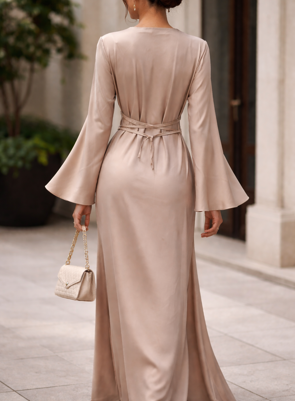 Robe longue satinée taupe, Robe de soirée manches longues évasées – Image 3