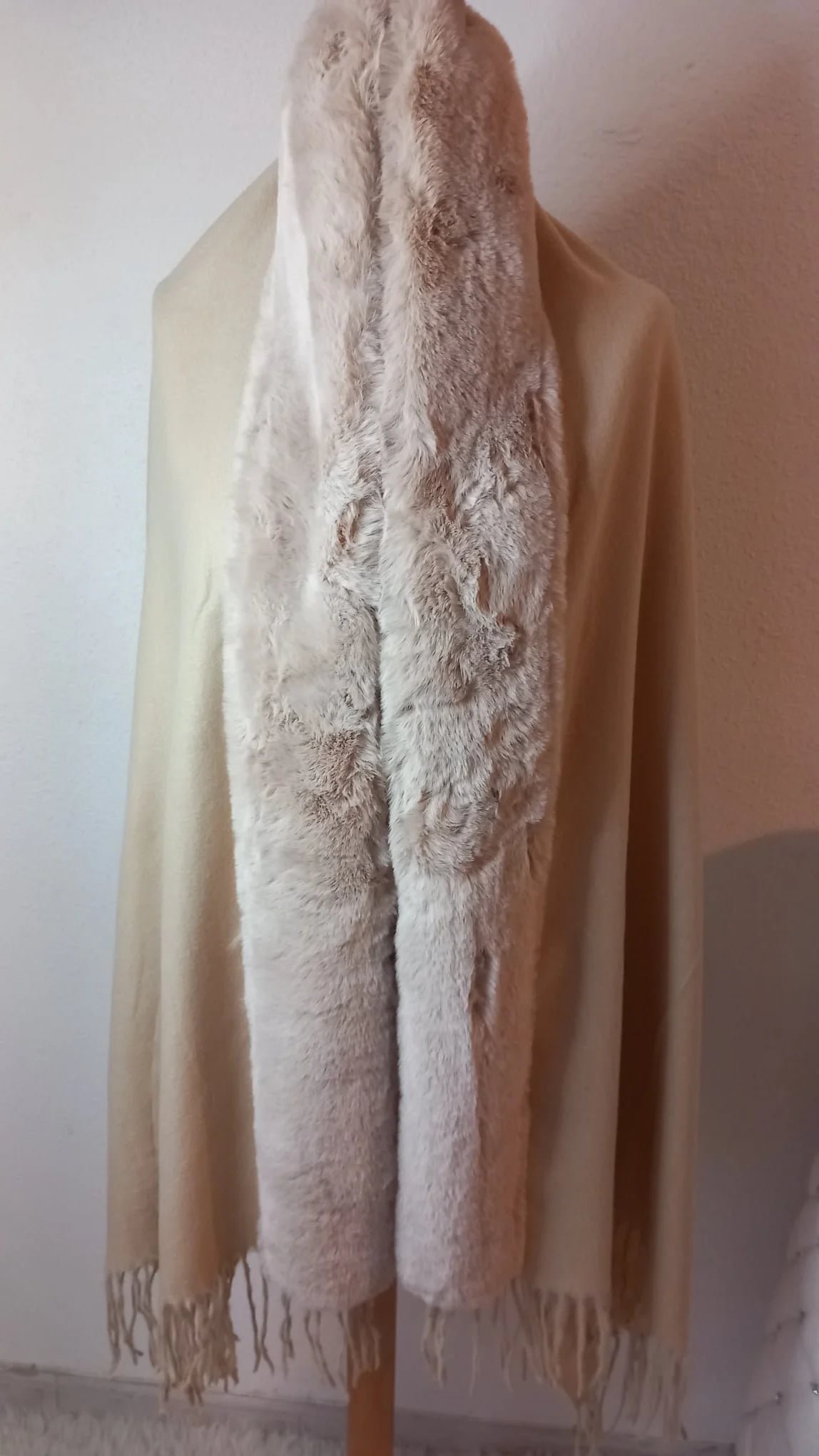 Écharpe Poncho en Fausse Fourrure, Cape en beige – Image 3